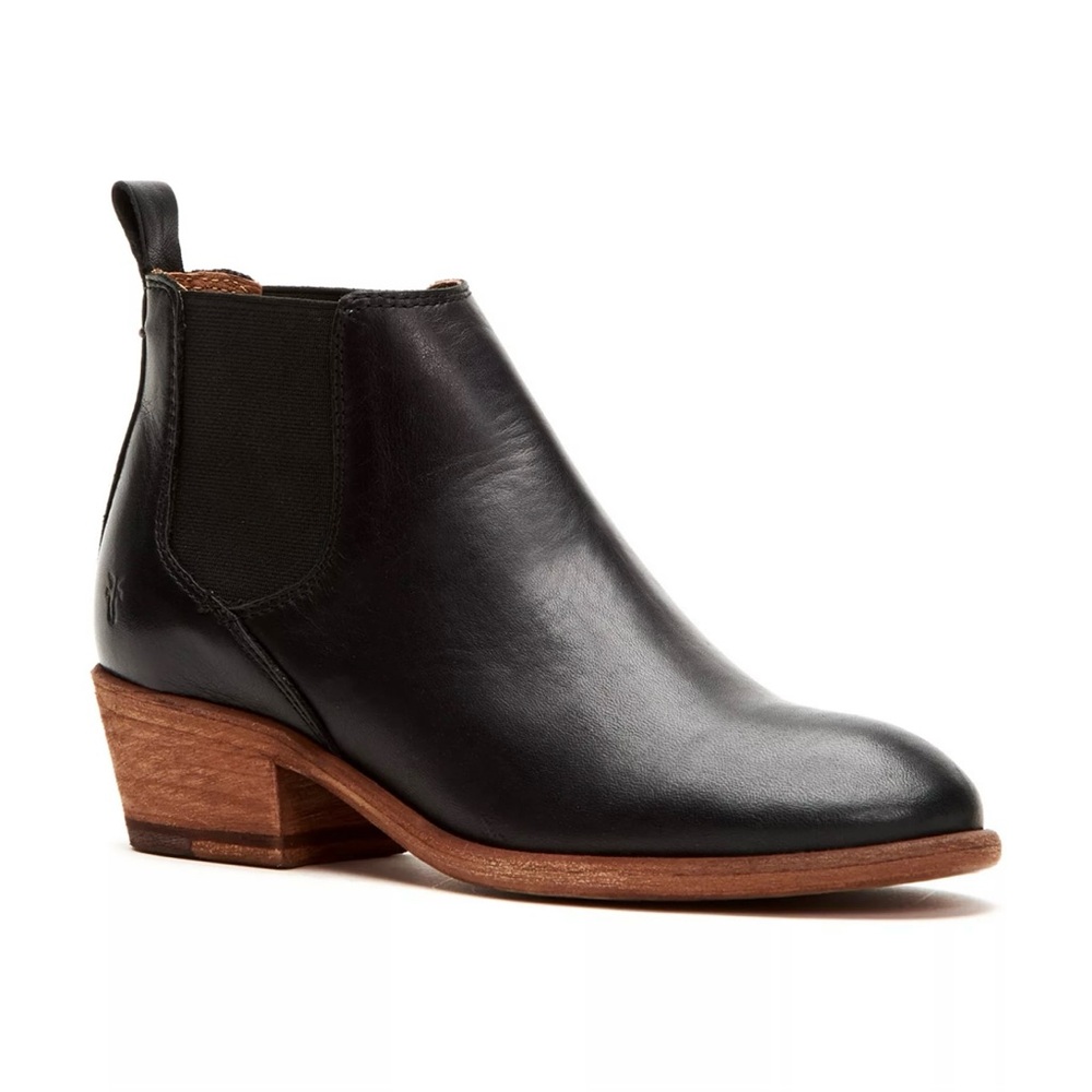 FRYE Carson Chelsea Ankle Boots. SZ 7.5
GREAT CONDITION! Only worn a few times!